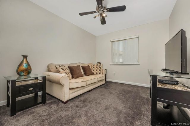 82 COTTONWOOD CT. 82, Wantagh, NY 11793