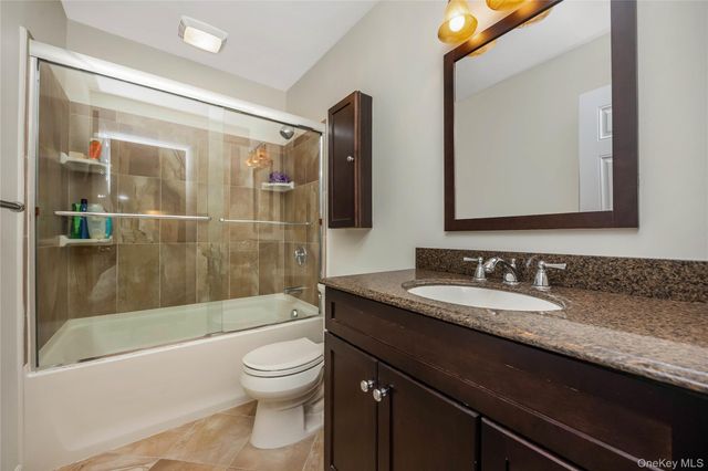 82 COTTONWOOD CT. 82, Wantagh, NY 11793