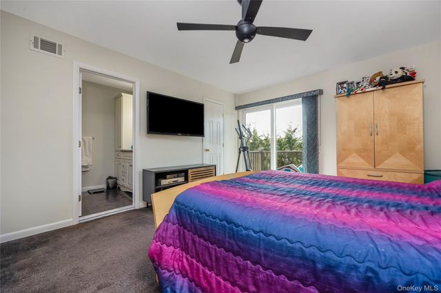 82 COTTONWOOD CT. 82, Wantagh, NY 11793