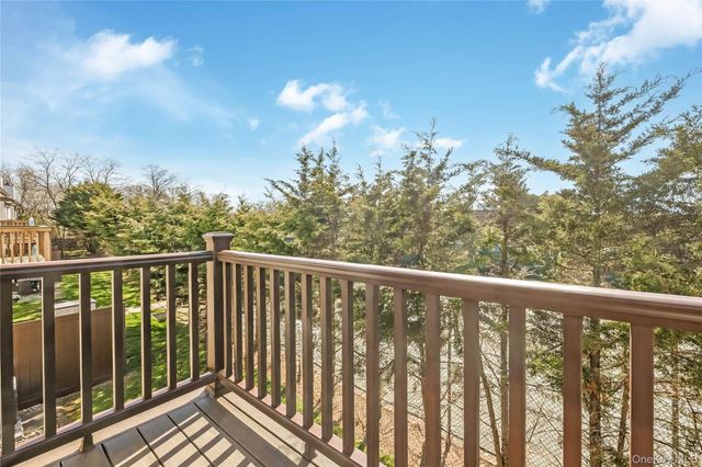 82 COTTONWOOD CT. 82, Wantagh, NY 11793