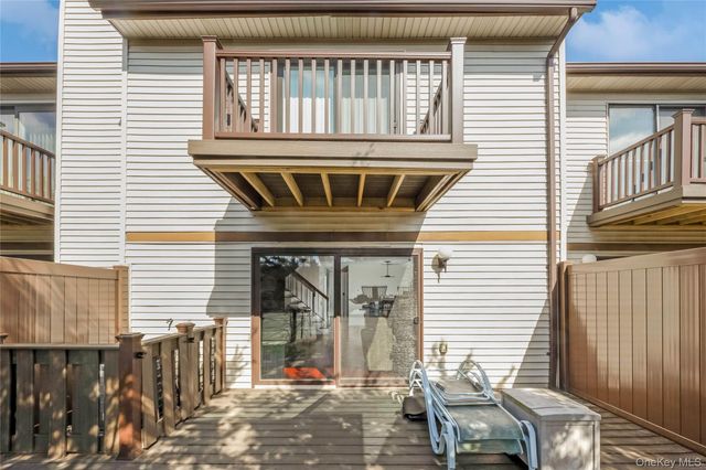 82 COTTONWOOD CT. 82, Wantagh, NY 11793