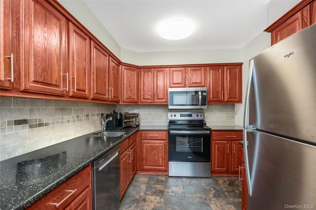 82 COTTONWOOD CT. 82, Wantagh, NY 11793