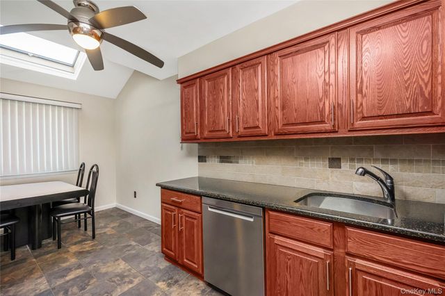 82 COTTONWOOD CT. 82, Wantagh, NY 11793