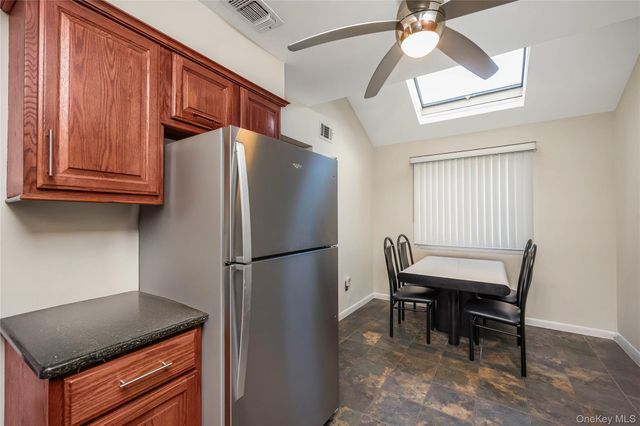 82 COTTONWOOD CT. 82, Wantagh, NY 11793