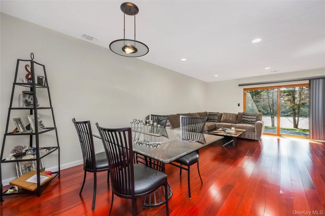 82 COTTONWOOD CT. 82, Wantagh, NY 11793
