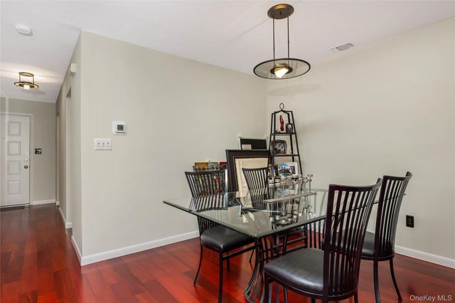 82 COTTONWOOD CT. 82, Wantagh, NY 11793