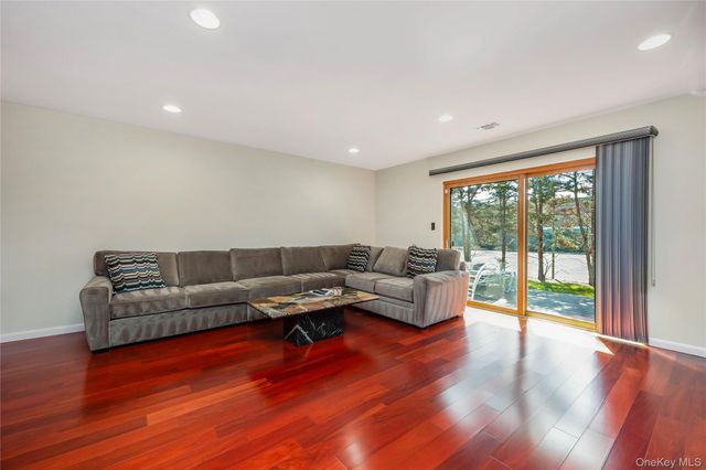 82 COTTONWOOD CT. 82, Wantagh, NY 11793