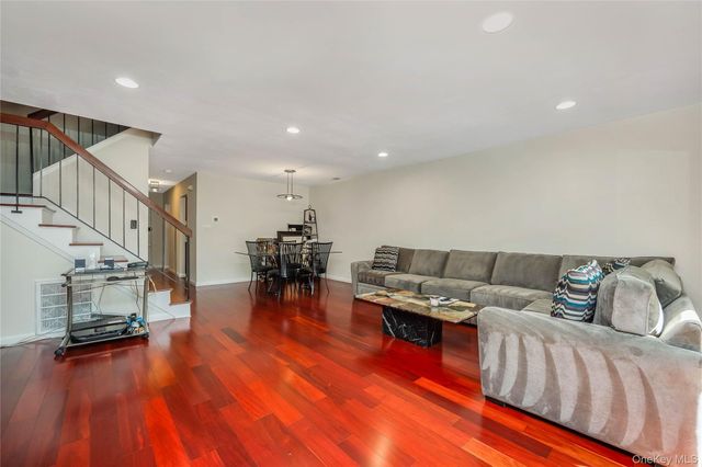 82 COTTONWOOD CT. 82, Wantagh, NY 11793