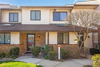 82 COTTONWOOD CT. 82, Wantagh, NY 11793