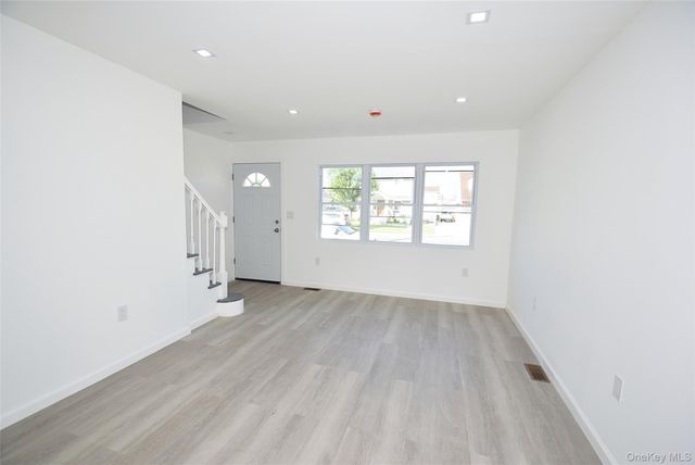 240 Columbus Parkway, Mineola, NY 11501