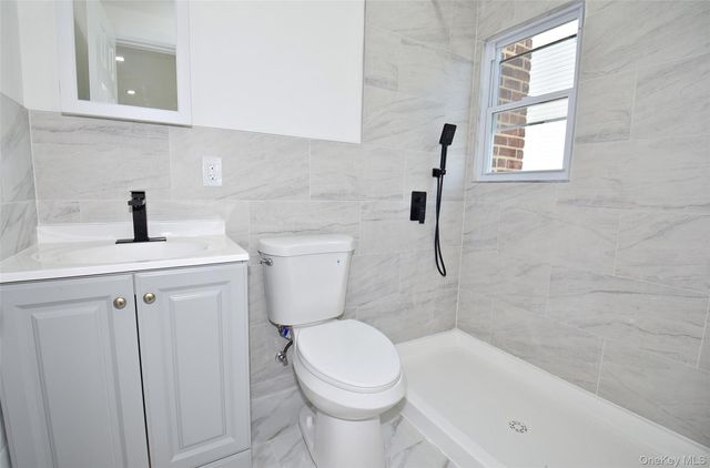 240 Columbus Parkway, Mineola, NY 11501