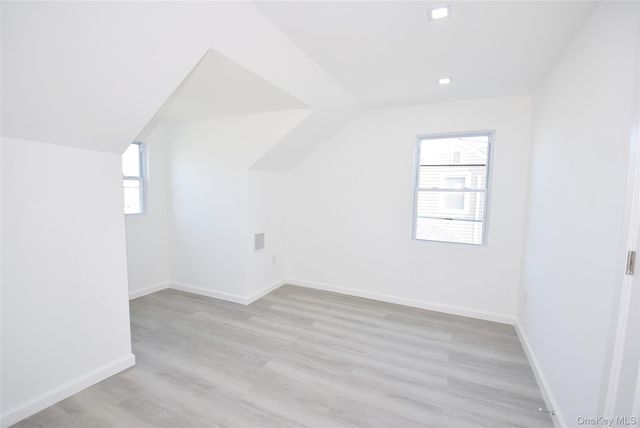 240 Columbus Parkway, Mineola, NY 11501