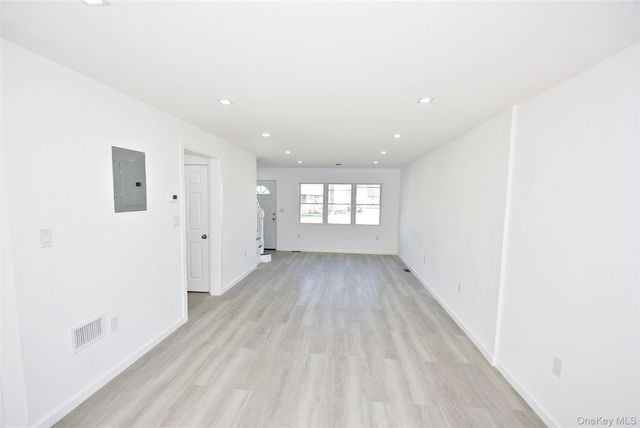 240 Columbus Parkway, Mineola, NY 11501