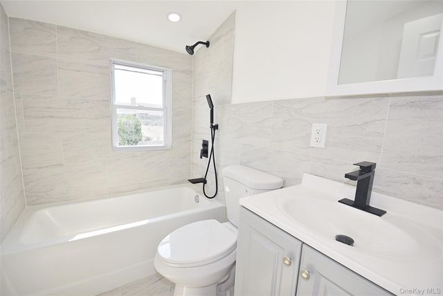 240 Columbus Parkway, Mineola, NY 11501