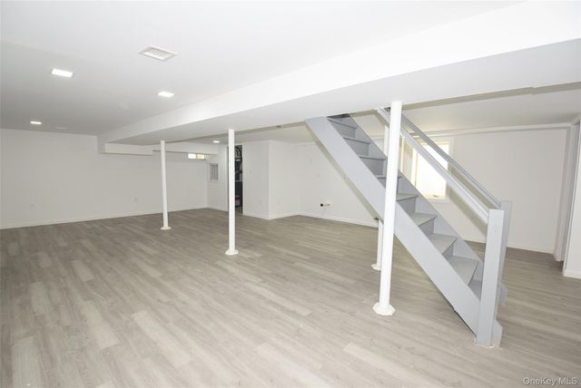 240 Columbus Parkway, Mineola, NY 11501