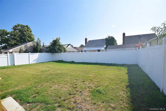 240 Columbus Parkway, Mineola, NY 11501