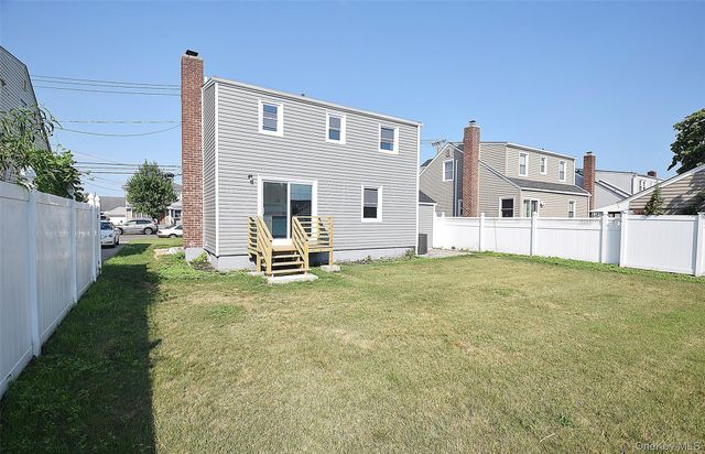 240 Columbus Parkway, Mineola, NY 11501