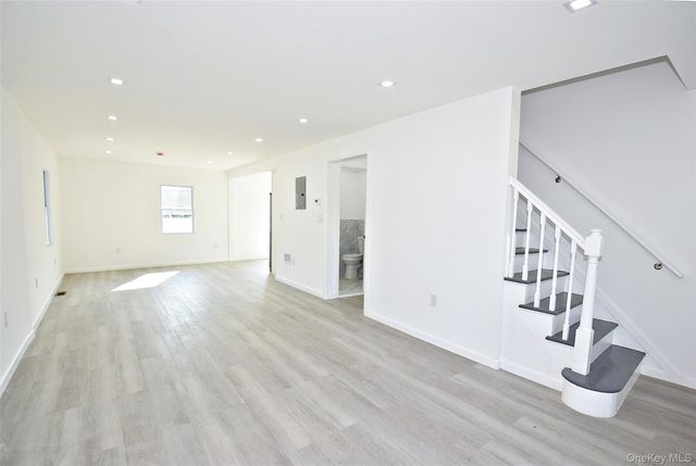 240 Columbus Parkway, Mineola, NY 11501