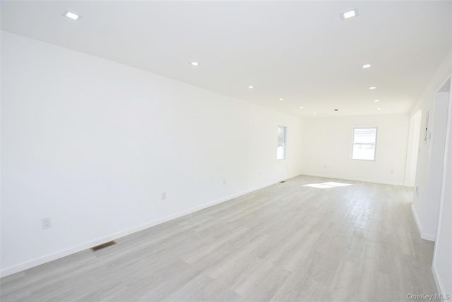 240 Columbus Parkway, Mineola, NY 11501
