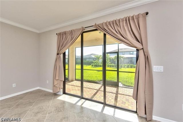 9460 Foxglove LN, Naples, FL 34120