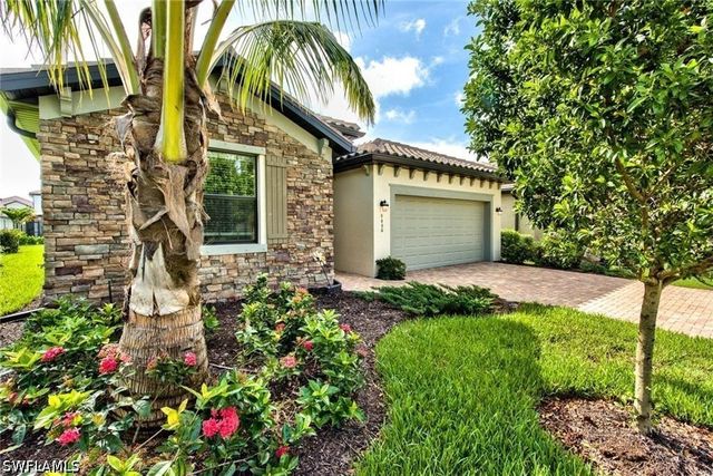 9460 Foxglove LN, Naples, FL 34120