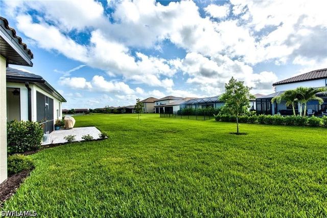 9460 Foxglove LN, Naples, FL 34120