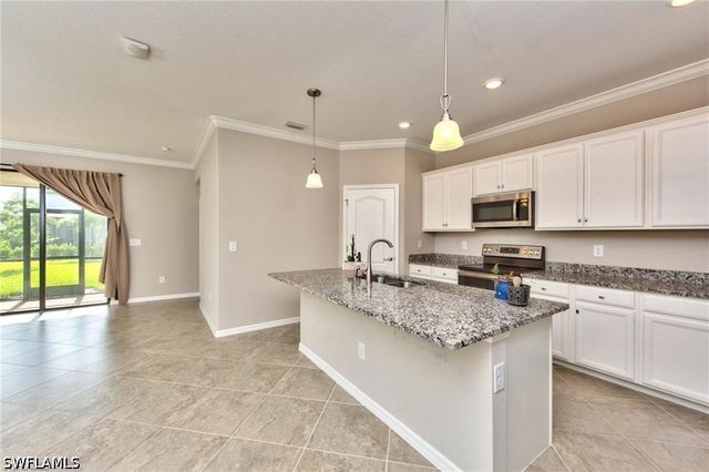 9460 Foxglove LN, Naples, FL 34120