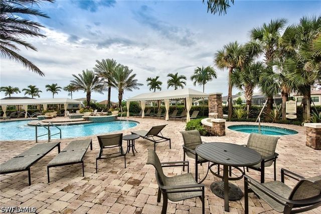 9460 Foxglove LN, Naples, FL 34120