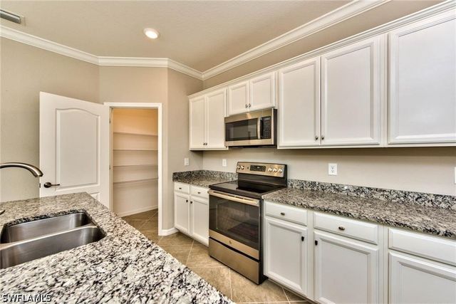 9460 Foxglove LN, Naples, FL 34120