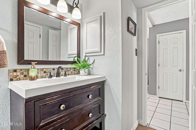 704 Medina Street, El Paso, TX 79905