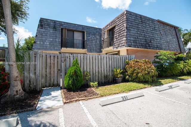 351 Lake Arbor Dr, Palm Springs, FL 33461