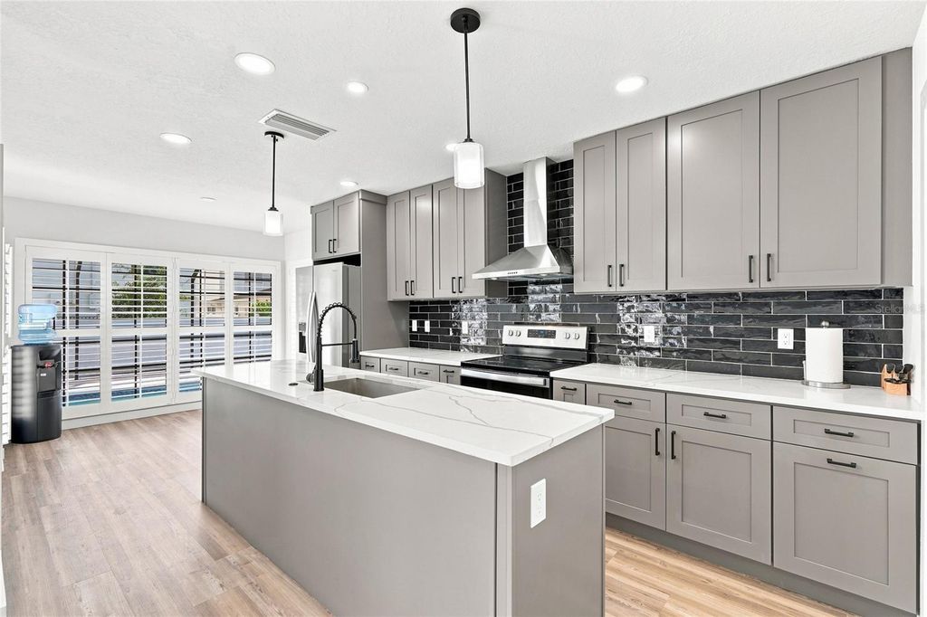 Image 6 of property listing at 4902 W SAN RAFAEL STREET, Tampa, FL 33629