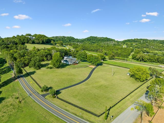5672 Carters Creek Pike, Thompsons Station, TN 37179