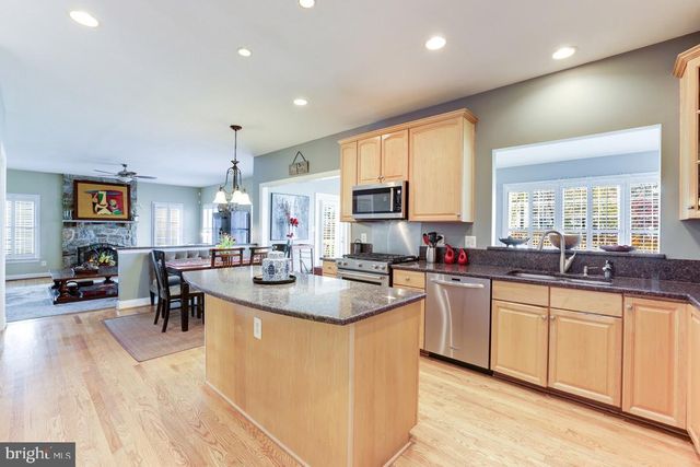 2945 OAKTON KNOLL CT, Oakton, VA 22124