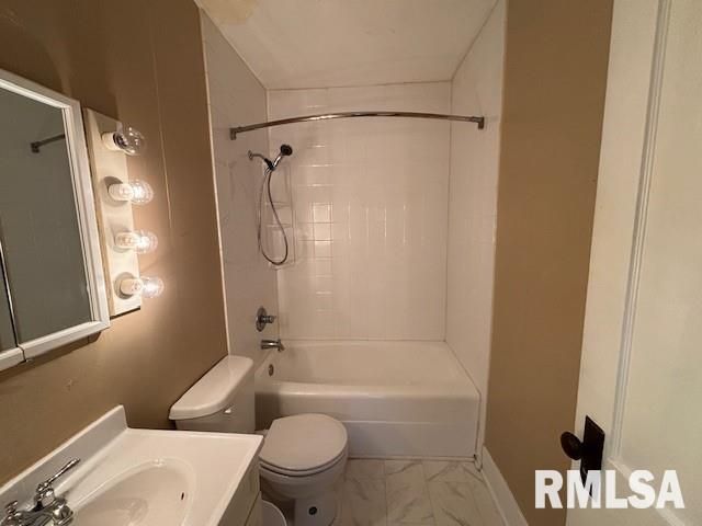 1103 W Main Cross Street, Taylorville, IL 62568