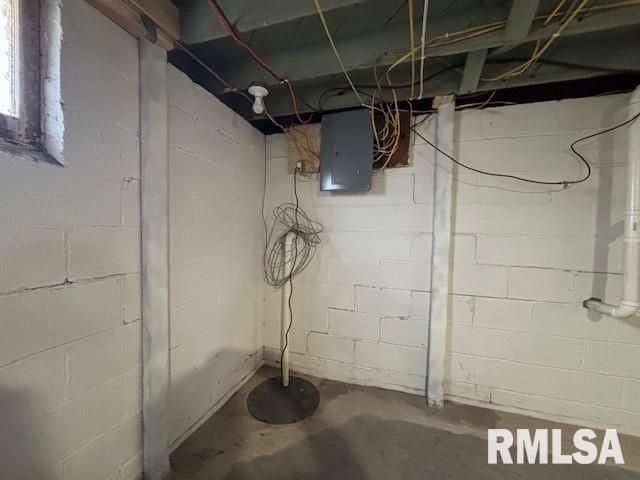 1103 W Main Cross Street, Taylorville, IL 62568