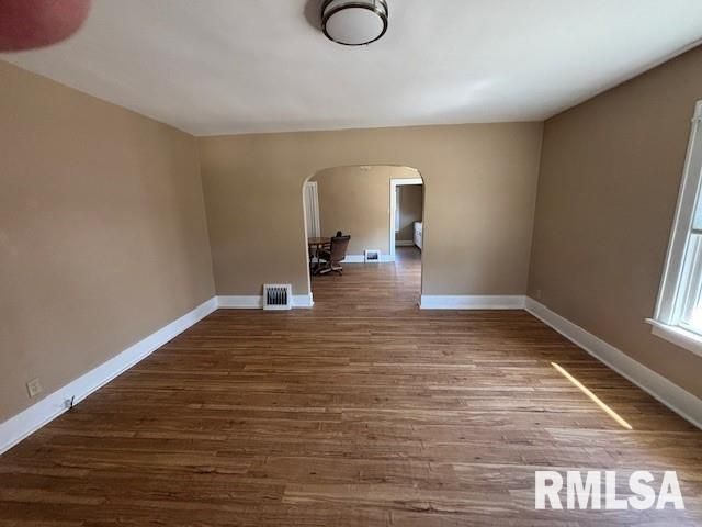 1103 W Main Cross Street, Taylorville, IL 62568