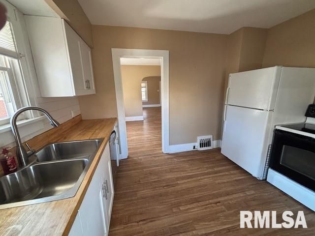 1103 W Main Cross Street, Taylorville, IL 62568