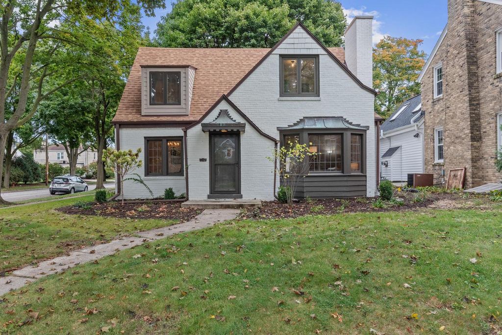 2578 N 88th STREET, Wauwatosa, WI 53226