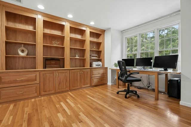 10 Burnett Road, Southborough, MA 01772