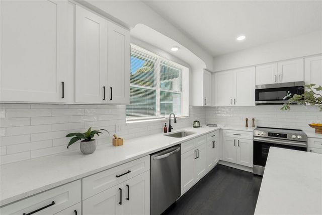 913 E GENESEE STREET, Tampa, FL 33603