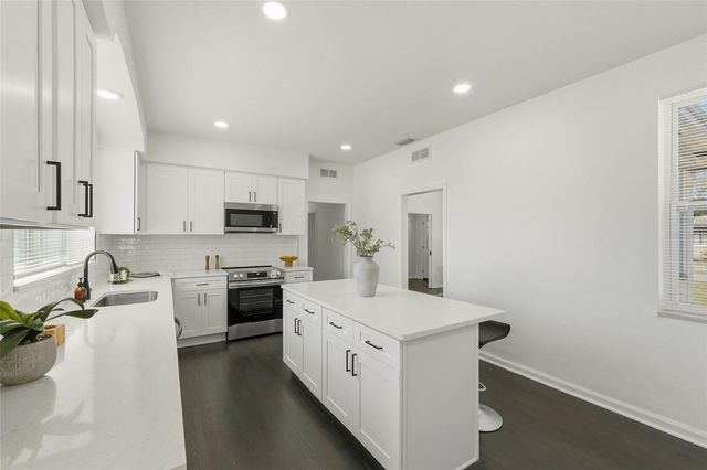 913 E GENESEE STREET, Tampa, FL 33603