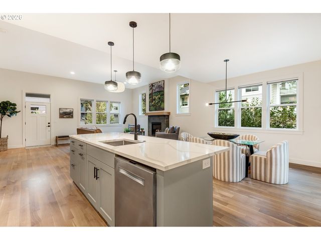 2424 Nw CROSSING Dr, Bend, OR 97703