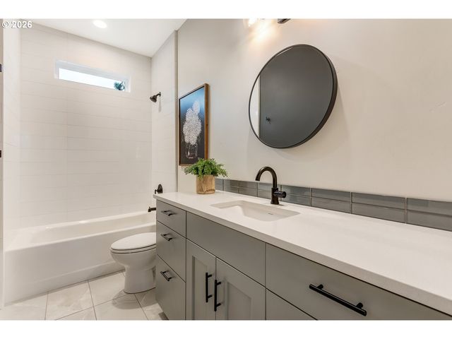 2424 Nw CROSSING Dr, Bend, OR 97703