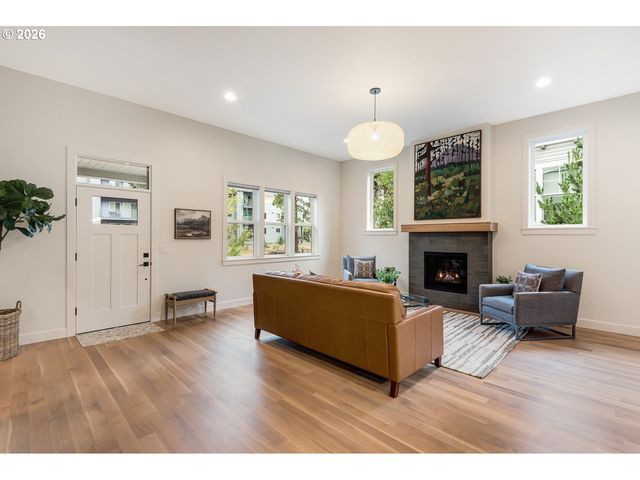 2424 Nw CROSSING Dr, Bend, OR 97703