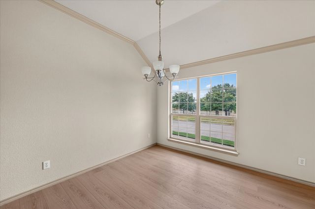 14 Lucas Lane, Edgecliff Village, TX 76134