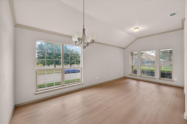 14 Lucas Lane, Edgecliff Village, TX 76134
