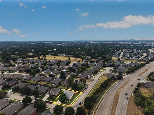 14 Lucas Lane, Edgecliff Village, TX 76134