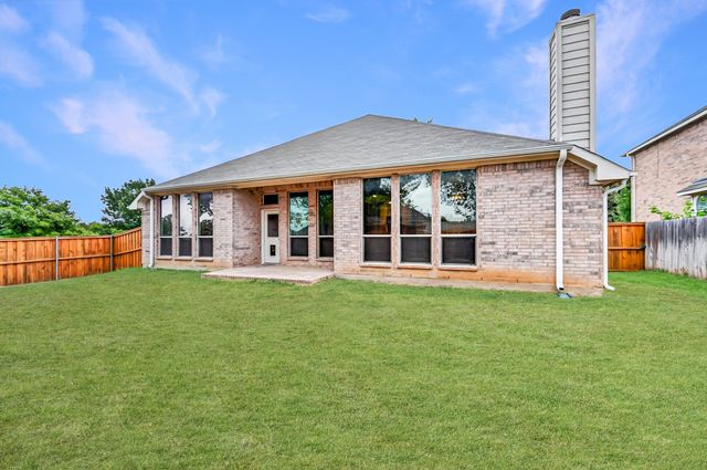 14 Lucas Lane, Edgecliff Village, TX 76134