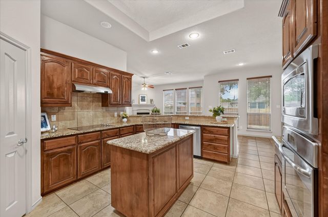 14 Lucas Lane, Edgecliff Village, TX 76134